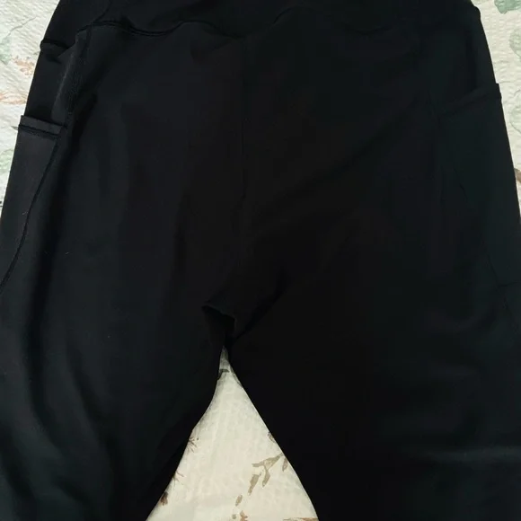 Old Navy Black High-Rise Active Leggings - Picture 4 of 5